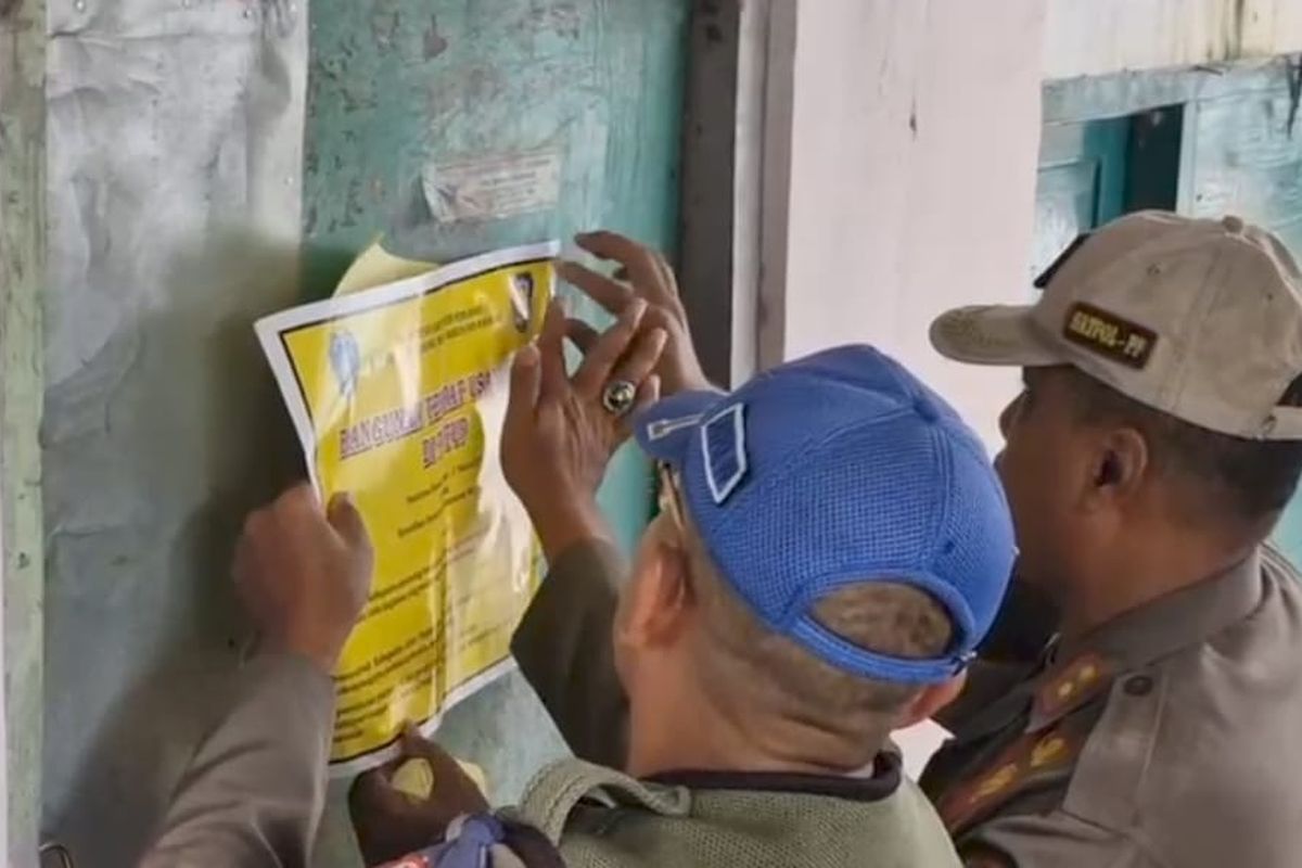 Satuan Polisi Pamong Praja Kabupaten Ponorogo kembali menutup puluhan warung kopi yang dijadikan kedok praktek prostitusi terselubung dengan penyegelan stiker dan pemasangan papan peringatan pada Senin (12/5/2025).