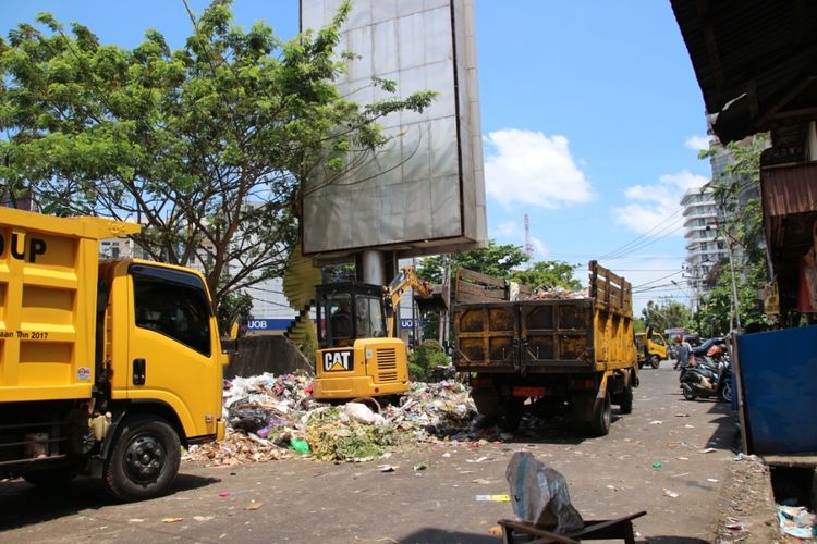 Selama libur lebaran Idul Fitri, volume sampah di Kota Pontianak, Kalimantan Barat (Kalbar) meningkatkan pesat. Kepala Dinas Lingkungan Hidup (DLH) Kota Pontianak, Saptiko mengatakan, peningkatan volume sampah bahkan mencapai 50 persen. 