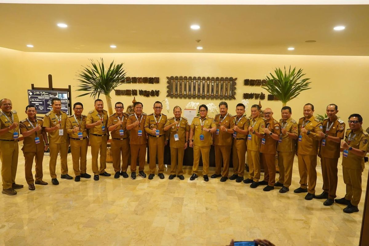 Gubernur Bali Wayan Koster bersama jajarannya.