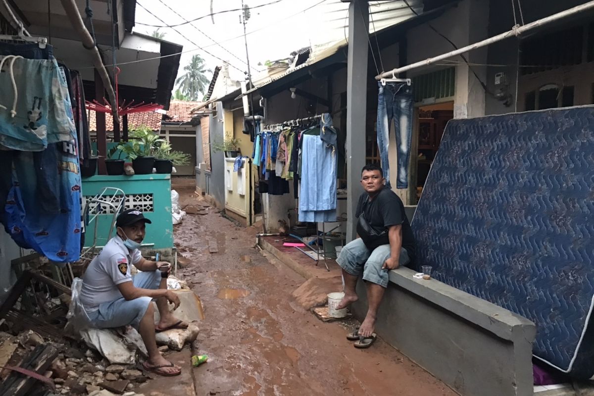 Hamdani (kiri) dan Agus (kanan) berada di depan rumahnya  Jalan Damai 2 RT 04/RW 02 Ciganjur, Jagakarsa, Jakarta yang terdampak longsor dan banjir pada Kamis (15/10/2020) sore.