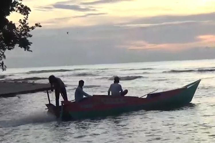 Nelayan Pasangkayu mencari rekannya yang hilang terseret gelombang di laut.