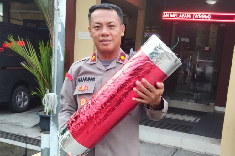 Polisi menunjukkan barang bukti berupa mercon berukuran besar di Polsek Sewon, Bantul. Minggu (17/3/2024). Mercon sudah dilakukan perendaman air untuk menghindari ledakan.