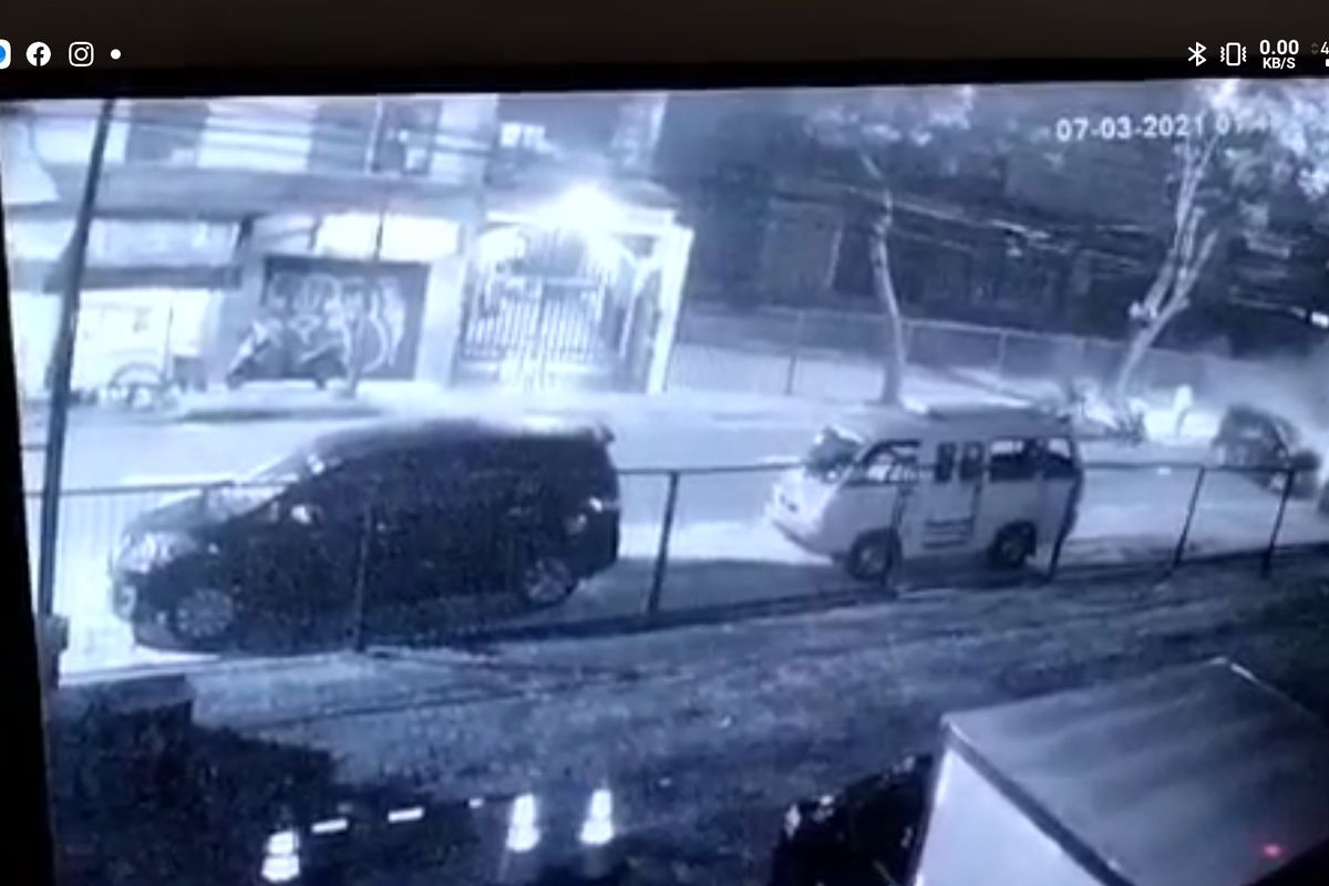 Tangkapan layar video tabrakan mobil di Jalan Cipete Raya, Jakarta Selatan yang terekam CCTV, Minggu (7/3/2021)