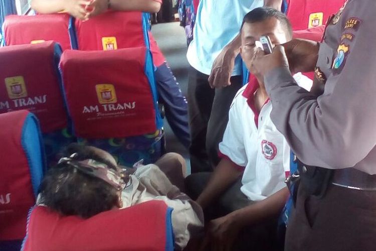 TEWAS -Aparat Polres Ngawi sementara melakukan olah tempat kejadian perkara kasus tewasnya sopir bus pariwisata bernama Hariadi di Kota Ngawi, Jawa Timur, Senin (6/3/2017).