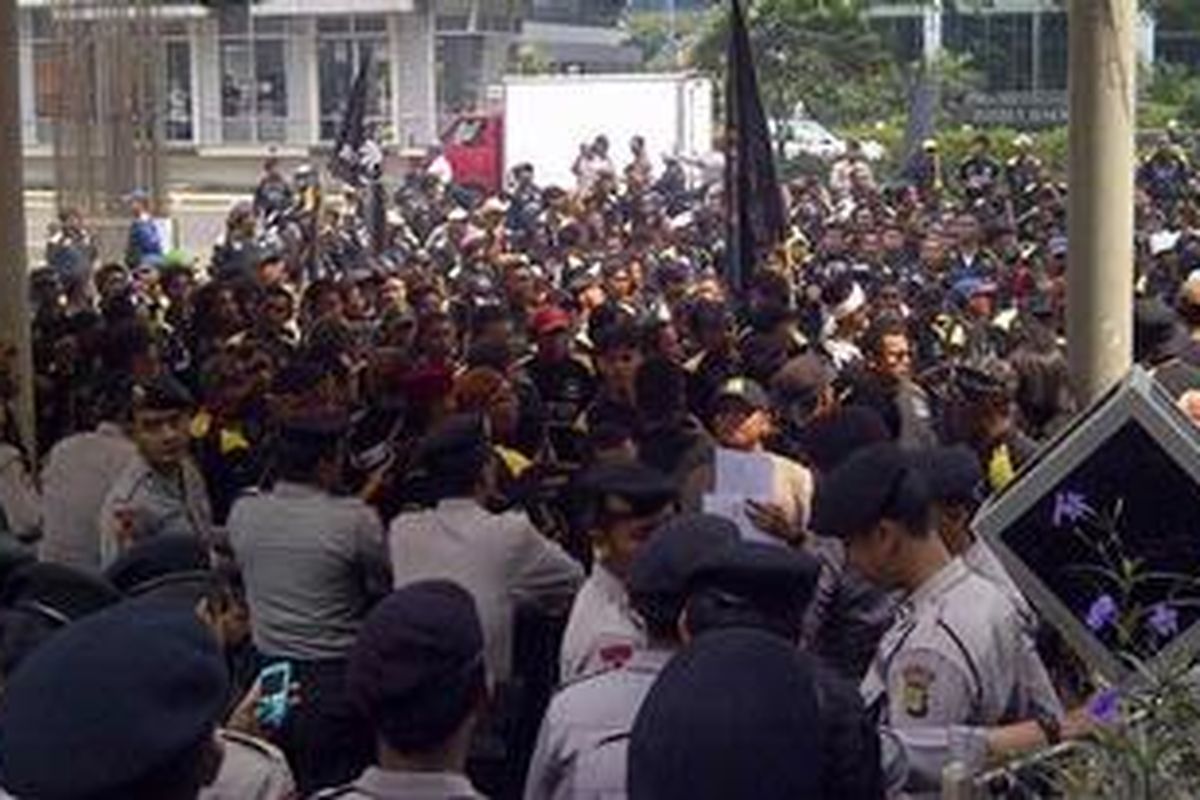 Warga Jawa Barat yang menamakan diri mereka Gerakan Masyarakat Bawah Indonesia (GMBI) menggelar aksi di depan gedung Komisi Pemberantasan Korupsi,Jakarta, Kamis (24/5/2012), mendesak pengusutan kasus Bupati Garut Jawa Barat, Aceng Fikri. 