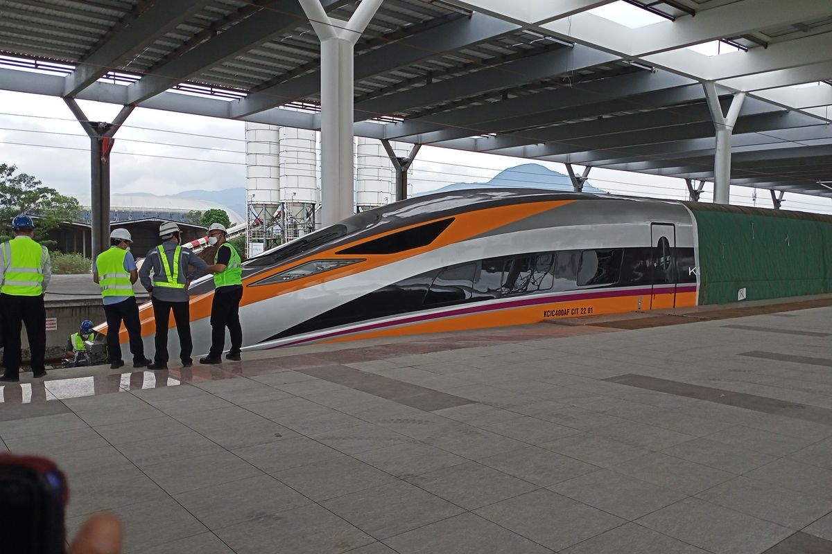 Presiden Jokowi Belum bisa pastikan apakah Kereta Cepat Jakarta - Bandung (KCJB) memiliki kecepatan 350 kilometer per-jam dan mampu mengantarkan penumpang Bandung-Jakarta hanya dengan waktu 30 sampai 35 menit.