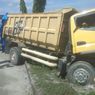 Truk Bermuatan Ayam Terbalik Ditabrak Truk Pasir Saat Mogok di Medan, 3 Orang Terluka