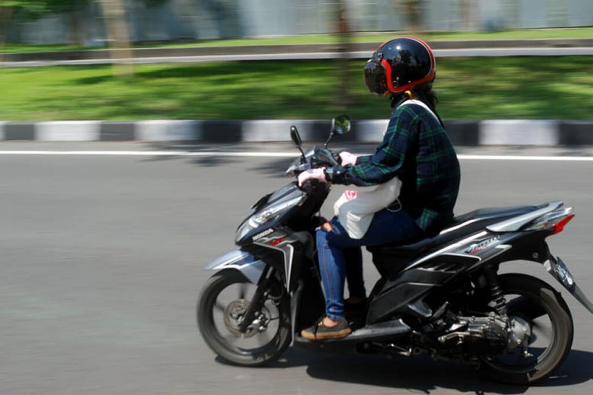 Ilustrasi berkendara dengan sepeda motor