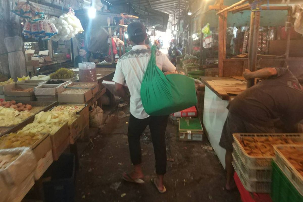 Suasana di dalam Pasar Ciputat, nampak terlihat pedagang asongan berjalanan untuk menawarkan dagangannya (24/11/2018). 