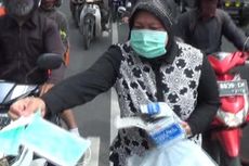 Risma Juga Ikut Bagi-Bagi Masker