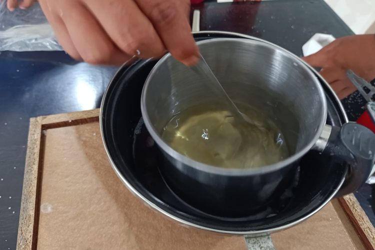 Proses pembuatan lilin aromaterapi. 