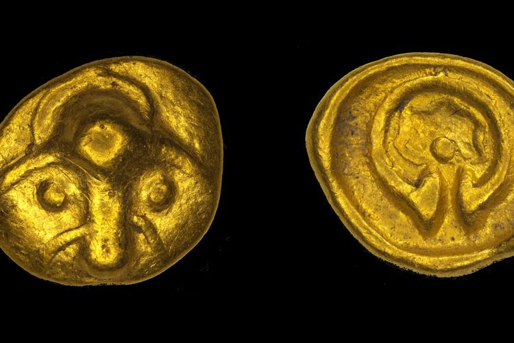 Sisi depan (kiri) dan sisi belakang (kanan) dari koin Celtic cawan pelangi. Koin emas berusia 2.200 tahun ini ditemukan di Sachsen, Jerman.