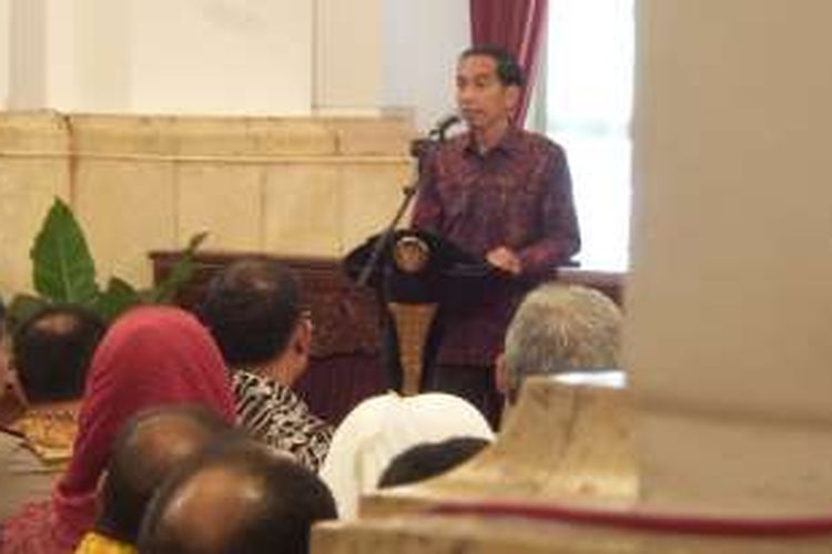 Presiden Joko Widodo saat memberikan sambutan dalam acara Konsolidasi Perencanaan da Pelaksanaan Penanaman Modal Nasional 2016 dan peluncuran kemudahan investasi langsug konstruksi di Istana Negara, Senin (22/2/2016).