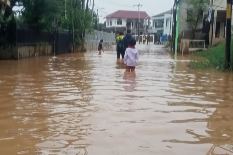 Seorang Siswa SD berjalan melewati genangan air akibat Banjir Citarum, Selasa (15/3/2022)