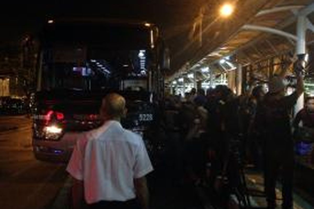 Sejumlah bus baru disiapkan pihak Bandara Soekarno-Hatta, Tangerang, untuk mengakomodasi perjalanan penumpang yang penerbangannya batal akibat erupsi Gunung Raung, Kamis (16/7/2015) malam. 