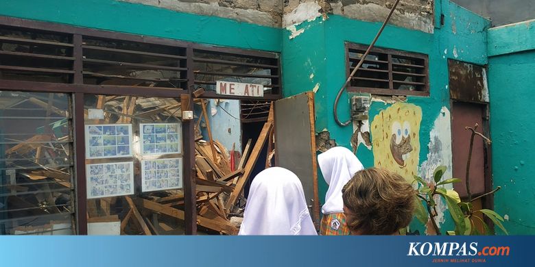 Atap Sekolah Ambruk, Murid SLB Bundaku Bekasi Mengungsi