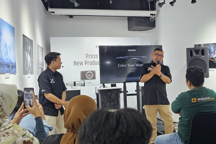 (kiri-kanan) Product Specialis Fujifilm Indonesia, Agyl Hananta dan Aloysius Agung saat mempresentasikan spesifikasi dan fitur unggulan di kamera Fujifilm X-M5