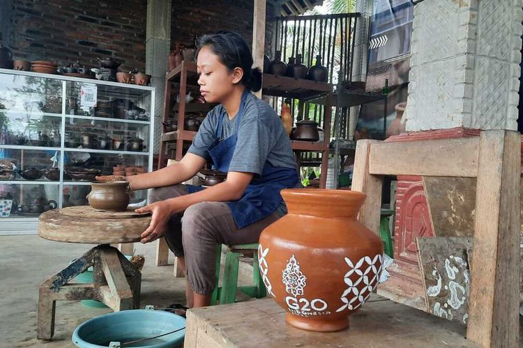 Khitun Muisaroh (30) warga Dusun Klipoh, Desa Karanganyar, Kecamatan Borobudur, Kabupaten Magelang, Jawa Tengah, sedang membuat gerabah yang terbuat dari tanah liat, Minggu (16/10/2022).