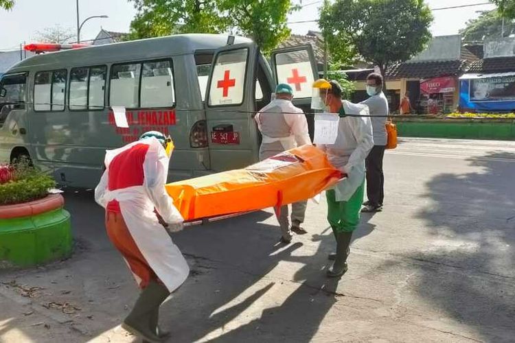 Evakuasi Mr X oleh petugas medis Puskesmas Geneng Ngawi yang ditemukan meninggal di pelataran Masjid At Taqwa Desa Klitik Kecamatan  Geneng Kabupaten Ngawi.