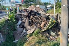 Truk Blong Tabrak Dua Warung, Berhenti Setelah Masuk Parit