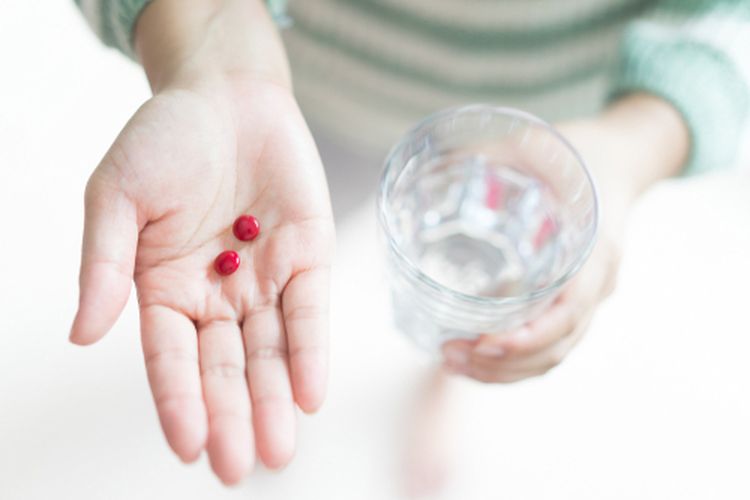 Ilustrasi minum tablet tambah darah, asupan yang perlu dihindari saat minum tablet tambah darah. 