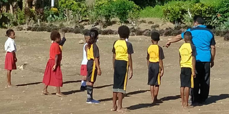 Salah satu guru mata pelajaran Penjaskes, saat mengajari anak-anak tentang baris-berbaris di halaman SD YPK Diaspora, Kampung Baburia, Distrik Arso Barat, Kabupaten Keerom, Papua.