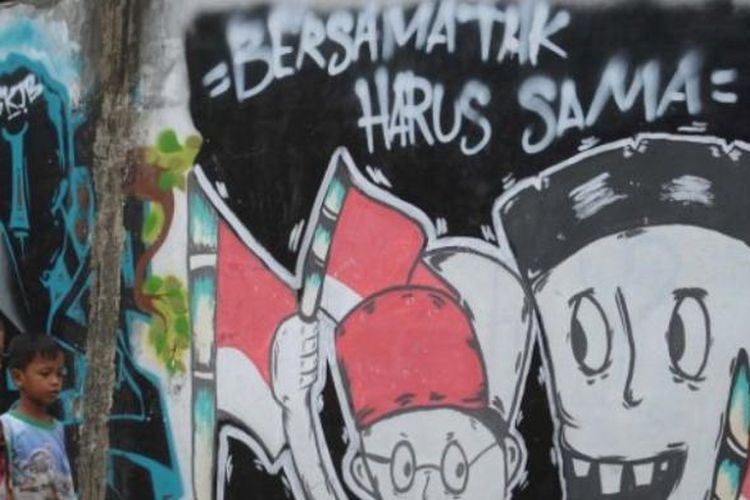 Warga melintas di dekat mural yang menyuarakan semangat kebersamaan dalam perbedaan di Jalan Kramat Jaya Baru, Jakarta Pusat, Senin (31/3/2014). Mural tersebut menjadi media bagi warga sekitar untuk menjaga kerukunan dan kedamaian di tengah perbedaan suku, agama, warna kulit, dan jender.