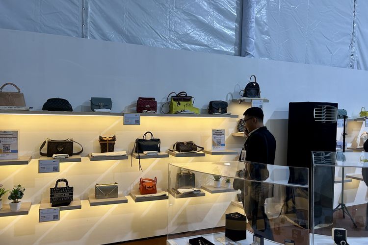 Suasana pengunjung yang mendatangi pameran BPA Fair 2026 untuk melihat barang-barang mewah yang dipamerkan.