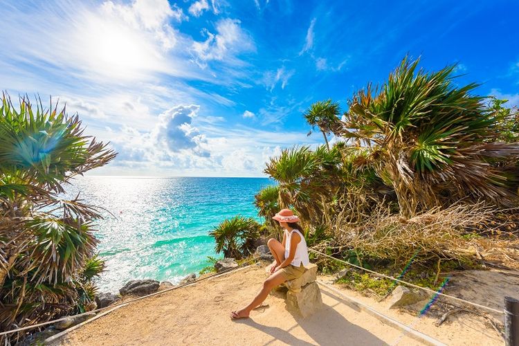 Ilustrasi Meksiko - Pemandangan pantai dekat reruntuhan Tulum di Quintana Roo, sebuah negara bagian di Meksiko.