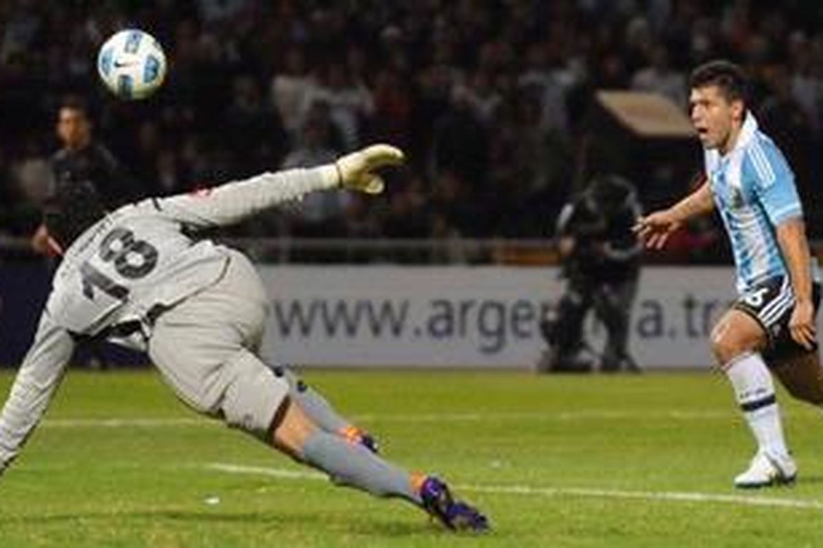 Penyerang Argentina Sergio "Kun" Aguero (kanan) menendang bola yang berujung gol ke gawang Kosta Rika, pada pertandingan fase Grup A Copa Amerika 2011 Argentina, Selasa (12/7/2011). 