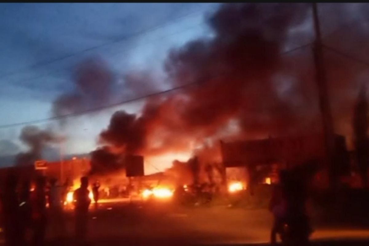 Sejumlah fasilitas milik perusahaan nikel di Konawe dibakar para buruh yang menuntut status dan kenaikan gaji. (Foto istimewa)