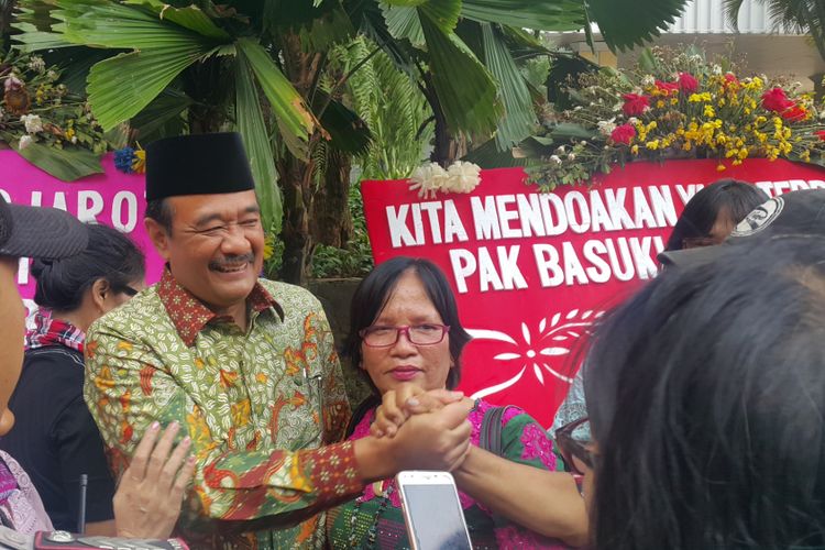 Gubernur DKI Jakarta Djarot Saiful Hidayat berfoto bersama warga sebelum meninggalkan Balai Kota DKI Jakarta, Jumat (13/10/2017). Ini merupakan hari terakhir Djarot berkantor di Balai Kota
