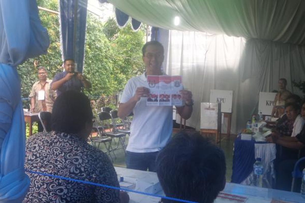 Anindya Bakrie menyampaikan hak suaranya di TPS 08 RT 01/05 Kelurahan Kuningan Timur. TPS itu juga lokasi calon wakil gubernur DKI Jakarta Djarot Saiful Hidayat menyalurkan hak pilihnya, Rabu (15/2/2017)