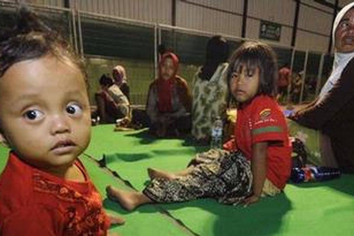 Warga korban kerusuhan antarwarga Desa karang gayam kecamatan Omben dan Desa Bluurandi  Kecamatan Karang Penang,  Kabupaten Sampang, mengungsi di hall tenis indoor, Minggu (26/8/2012). Bentrokan warga yang diduga akibat berbeda aliran keagamaan menyebabkan satu orang tewas dan  belasan rumah dibakar. 