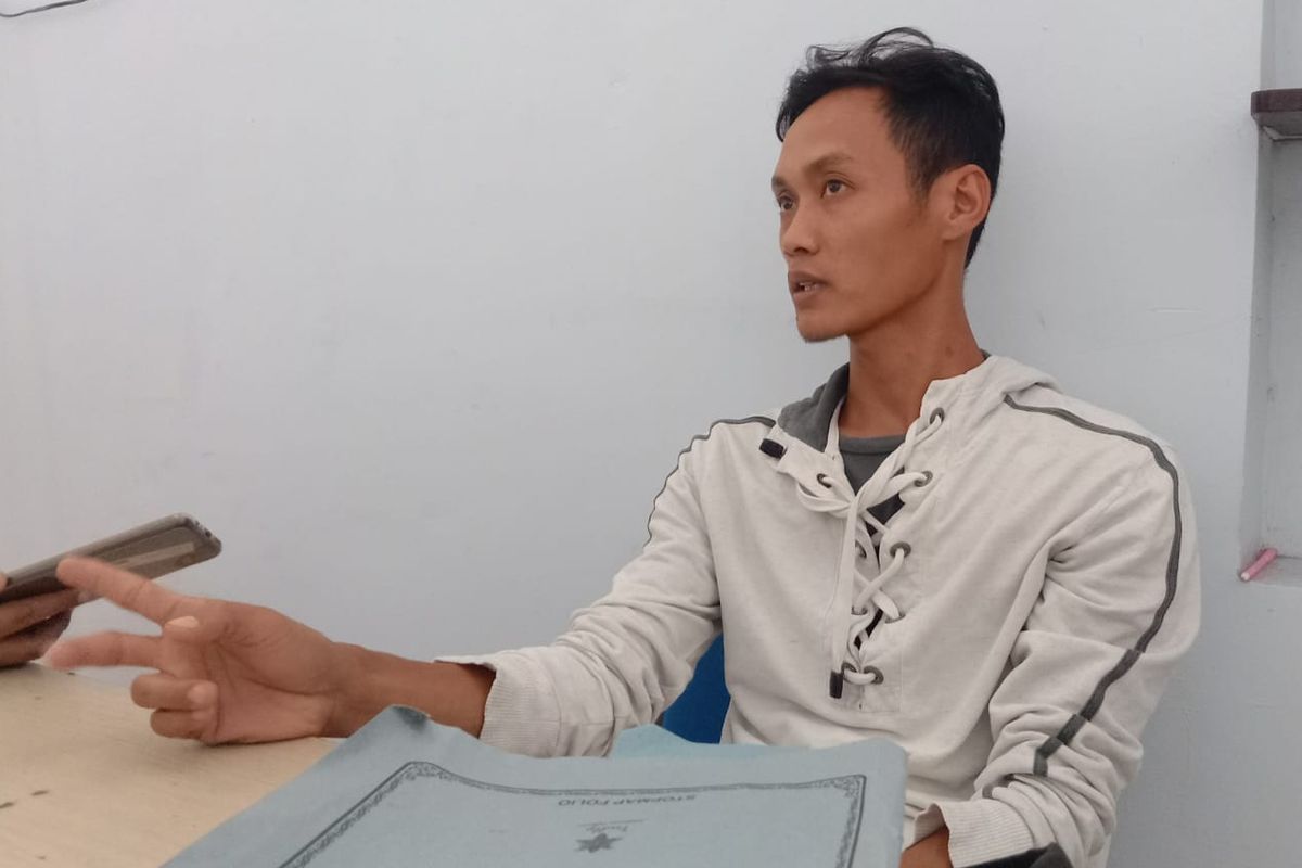Sari Widodo, calon TKI asal Ponorogo, Jawa Timur, menceritakan masalah yang dialami olehnya saat berinteraksi dengan calo saat ingin bekerja ke luar negeri, kepada Kompas.com, di Jombang, Kamis (13/6/2024).