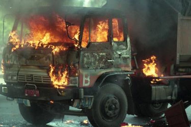 Kerusuhan massa yang diwarnai aksi perusakan dan pembakaran bangunan dan kendaraan bermotor melanda Jakarta, Rabu (13/5/1998). Kerusuhan bermula dari kawasan di sekitar Kampus Trisakti, Jalan Daan Mogot, Jalan Kyai Tapa, Jalan S Parman. Menjelang sore aksi perusakan dan pembakaran meluas ke kawasan Bendungan Hilir, Kedoya, Jembatan Besi, Bandengan Selatan, Tubagus Angke, Semanan, Kosambi. Perusakan dan pembakaran tak terhindarkan, sehingga langit Jakarta menjadi kelabu penuh asap. Api berkobar ketika sebuah truk sampah jadi sasaran pembakaran oleh para perusuh di Jakarta.