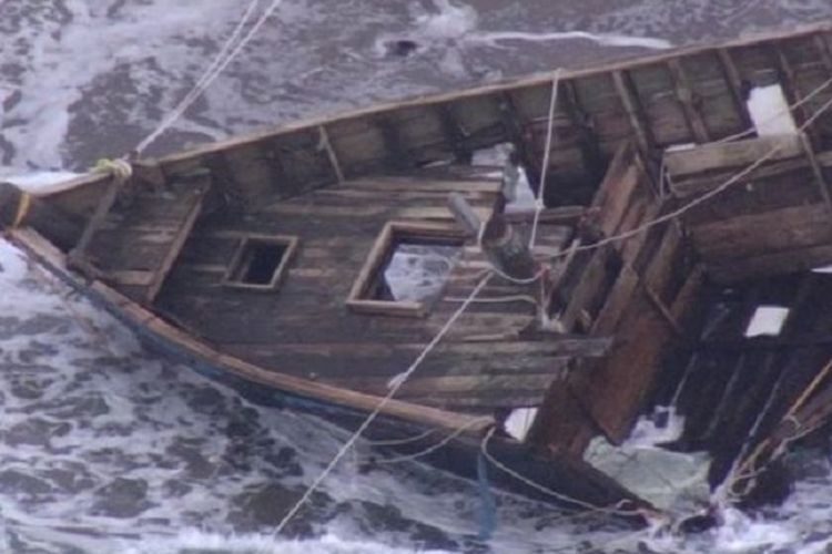 Inilah puing-puing kapal hantu yang ditemukan di Pulau Sado, Jepang, pada Jumat pekan lalu (27/12/2019). Di dalamnya, polisi menemukan kepala dan mayat manusia.