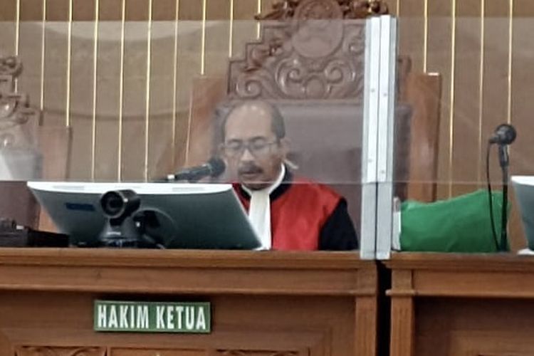 Hakim tunggal Pengadilan Negeri (PN) Jakarta Selatan, Ahmad Suhel menolak gugatan praperadilan yang diajukan mantan Komisaris PT Wika Beton, Dadan Tri Yudianto dalam kasus dugaan suap penanganan perkara di Mahkamah Agung (MA) dalam sidang di Ruang Utama PN Jakarta Selatan, Senin (26/6/2033).