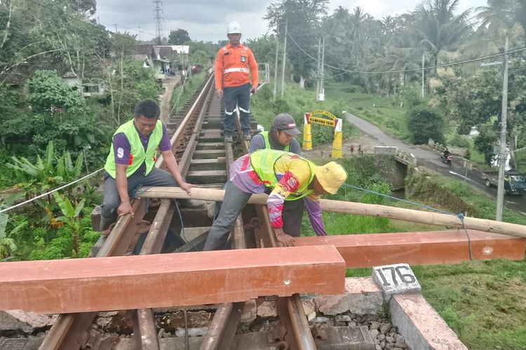 Proses penggantian bantalan rel kereta api dari kayu ke bantalan sintesis yang dilakukan KAI Daop 9 Jember 