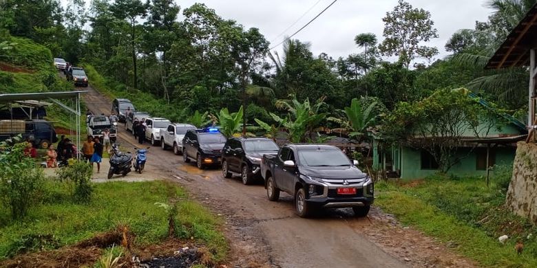 Kendaraan rombongan Menteri Sosial Tri Rismaharini terjebak macet akibat truk pengangkut kayu mogok sepulang kunjungan dari Baduy, Kabupaten Lebak, Kamis (20/1/2022).