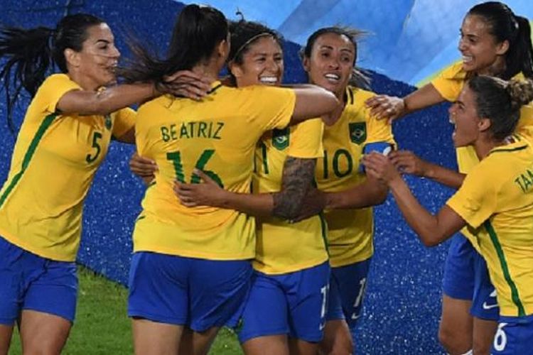 Para pemain Brasil merayakan gol Cristiane ke gawang Swedia pada lanjutan pertandingan cabang sepak bola putri Olimpiade Rio 2016, Sabtu (6/8/2016). 