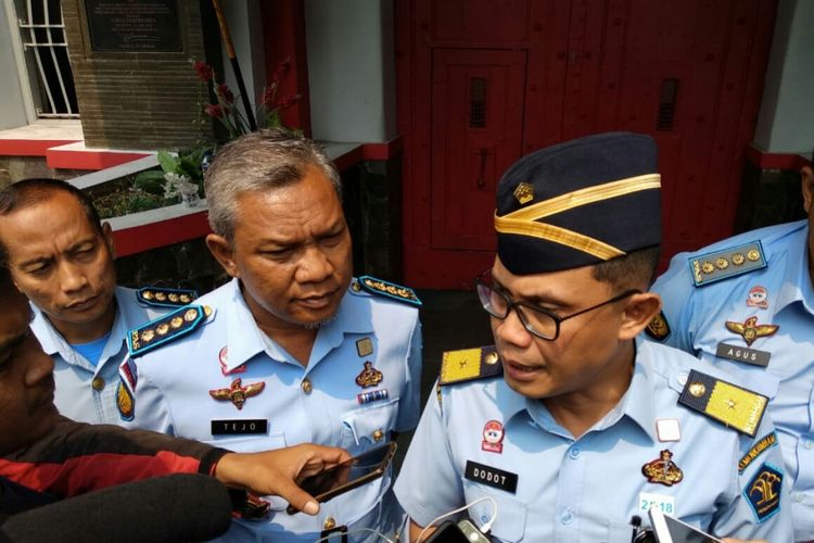 Kadiv min Kakanwil Jabar Dodot Adikoeswanto tengah menjelaskan perombakan 16 pejabat struktural di Lapas Sukamiskin Bandung. 