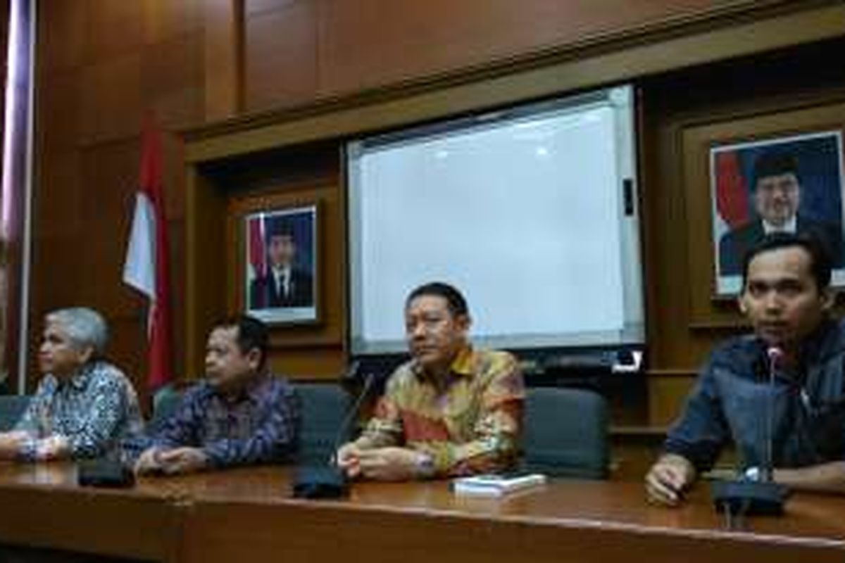 (kedua kanan) Presiden Institut Otomotif Indonesia I Made DanaTangkas dalam konferensi pers di kantor Kemenperin Jakarta, Selasa (29/11/2016).