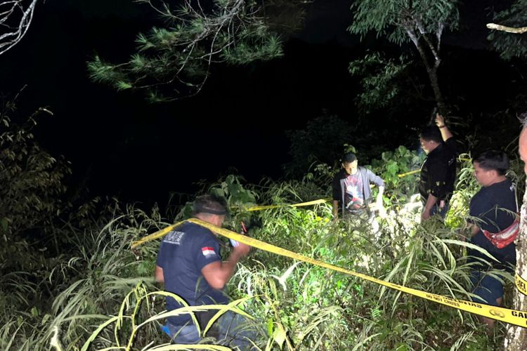 Polisi menjalankan olah tempat kejadian perkara atas kasus tewasnya pemburu ayam hutan di perkebunan di wilayah Kecamatan Selorejo, Kabupaten Blitar, Minggu (20/10/2024) malam