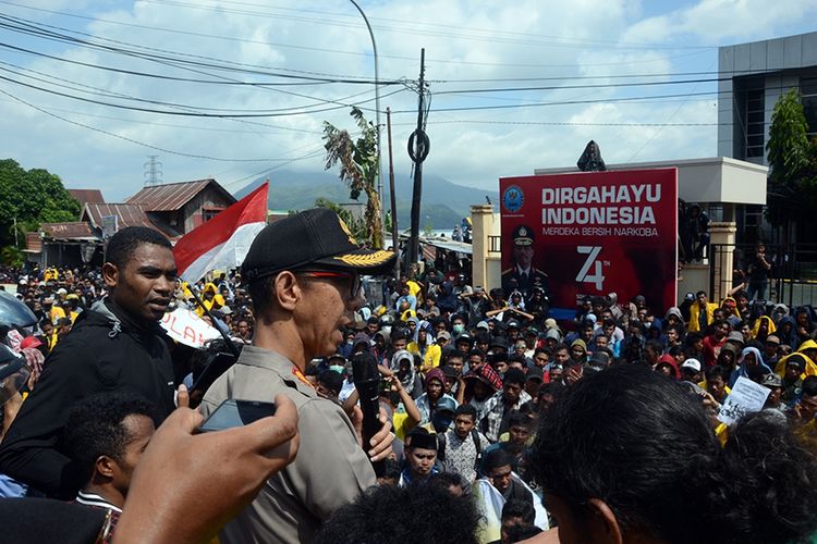 Kapolres Ternate, AKBP Azhari Juanda saat menyampaikan beberapa hal terkait dengan aksi mahasiswa di depan Kantor DPRD Kota Ternate, Maluku Utara, Rabu (25/9/2019).