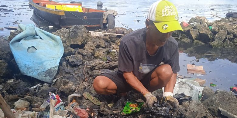 Kondisi di Pantai Panjang Selatan yang dicemari limbah diduga oli ataupun minyak.