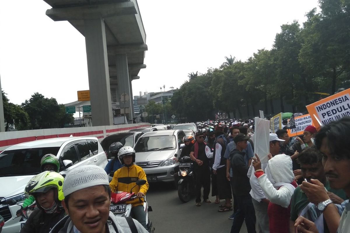 kemacetan terjadi di depan gedung Kedubes India, Rasuna Said, Kuningan, Jakarta Selatan, Jumat (6/3/2020)