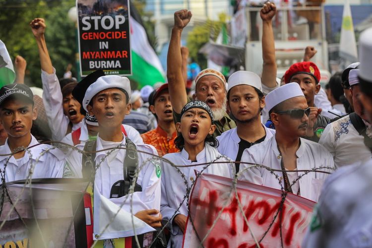 Massa menggelar aksi unjuk rasa di depan Kedutaan Besar (Kedubes) Myanmar di Jalan Agus Salim, Menteng, Jakarta Pusat, Rabu (6/9/2017). Massa mengecam tindakan kekerasan terhadap umat Islam Rohingya dan meminta Pemerintahan Republik Indonesia memutus hubungan diplomasi serta menurunkan bendera Myanmar di Kantor Kedutaaan Besar Myanmar.