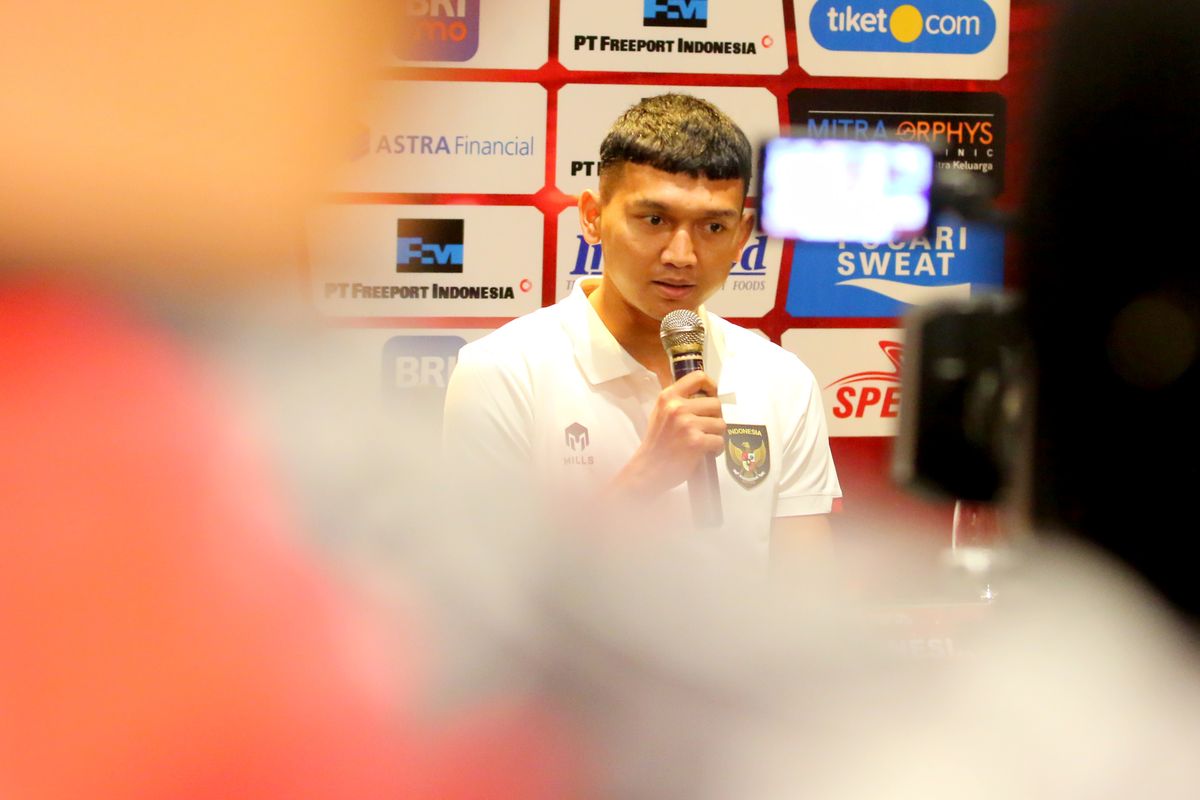 Jelang laga FIFA Matchday melawan Turkmenistan, pemain Timnas Indonesia Dendy Sulistyawan preskon di Hotel Vasa Surabaya, Kamis (7/9/2023) sore.