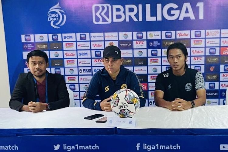 Pelatih baru Arema FC Joko Susilo dan pemain Andik Rendika Rama preskon prematch sebelum melawan Dewa United pada pekan ke-29 Liga 1 2022-2023 di Stadion PTIK Jakarta, Kamis (9/3/2023) siang.